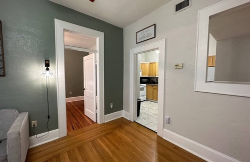 Eustis Apartment | Steps from Downtown~King Bed~UPSTAIRS~Cozy Stay