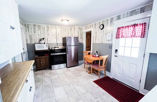Endicott House | Steps from En-Joie Golf - 3BR Bungalow, Pet-Friendly w/AC & WiFi