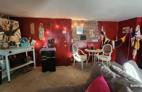 Buzzards Bay Apartment | Steps from Marina, beach, restaurants!