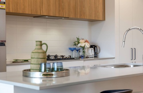 Fullarton Apartment | Steps to City/Chic 2-B2b Oasis with Parking