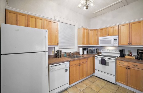Eustis Apartment | Steps to Downtown Eustis~King~Fully Stocked~Coffee Bar