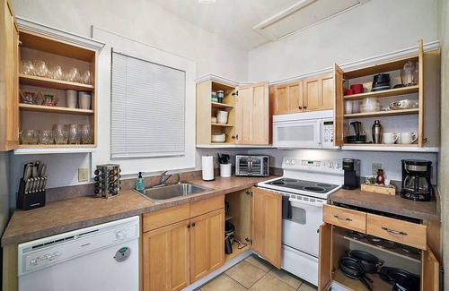 Eustis Apartment | Steps to Downtown Eustis~King~Fully Stocked~Coffee Bar