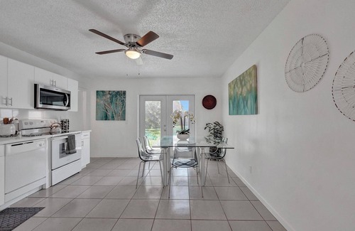 Hollywood House | Steps to Hardrock! Managed by BNR Vacation Rentals