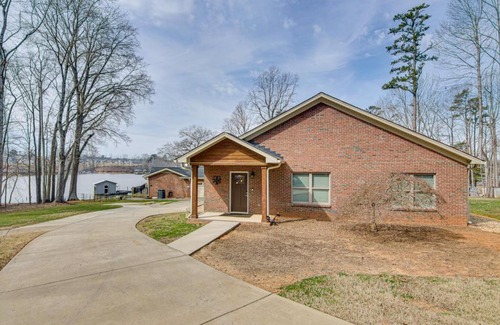 Bowling Green Apartment | Steps to Lake Wylie Cozy Clover Apartment