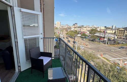 Braeswood Place Apartment | Steps To Rodeo/NRG/Medical Center