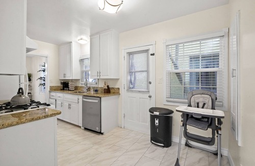 Belmont Shore Apartment | Steps to the Beach - Long Beach Summer Getaway!