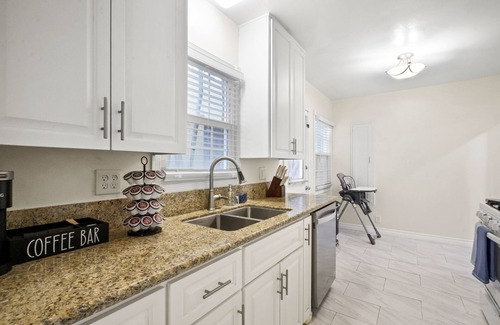 Belmont Shore Apartment | Steps to the Beach - Long Beach Summer Getaway!
