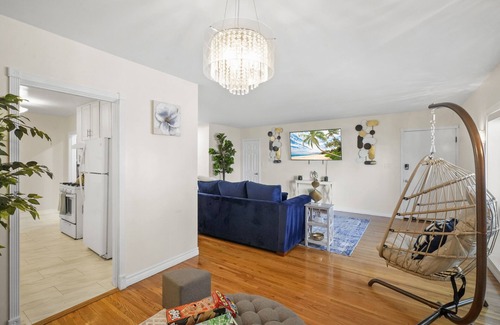 Belmont Shore Apartment | Steps to the Beach - Long Beach Summer Getaway!