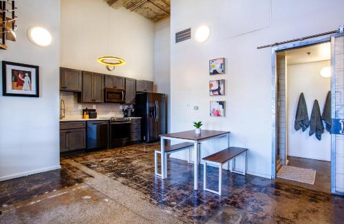 Old City Apartment | Sterchi Lofts Getaway - Downtown Knoxville