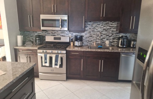 Cutler Bay House | STERLING POOL HOUSE RESORT- HEADED POOL- FREE-WIFI- BOAT ⛵ PARKING AVAILABLE nn