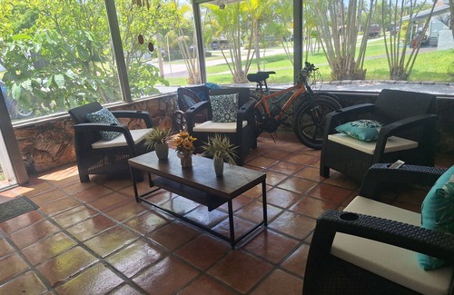 Cutler Bay House | STERLING POOL HOUSE RESORT- HEADED POOL- FREE-WIFI- BOAT ⛵ PARKING AVAILABLE nn