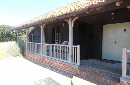 Stiffkey Cottage | Stiffkey, hot tub/spa safe garden dog friendly, parking, next to marsh local pub