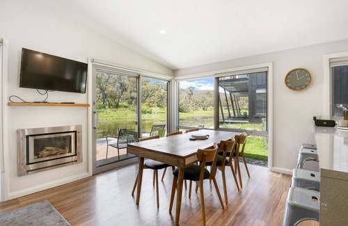 Lake Crackenback Ski Chalet | Stillwater Chalet B - Amazing Lakefront 2BR Chalet l BBQ l Gym l Tennis l Indoor Pool