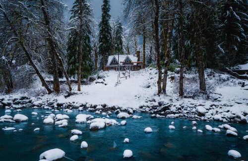 Verlot House | Stilly River Haus - Hot tub - Firepit - Fireplace