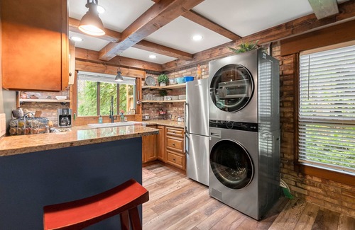 Verlot Cabin | Stilly River Haus - Hot tub - Firepit - Fireplace