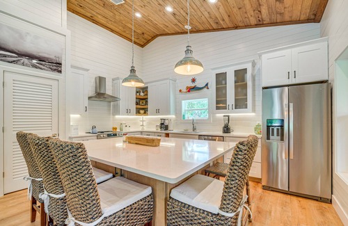 Yankeetown Cottage | Stilt-Style Cottage < 1 Mi to Downtown Yankeetown!