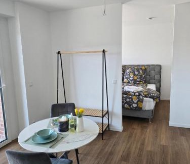Kirchrode-Bemerode-Wulferode Apartment | Stilvolle Neubauwohnung mit Balkon&WLAN
