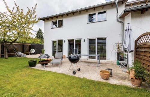 Mittelfeld House | Stilvolles Zimmer mit Bad, nahe Messe, BMW, Expo