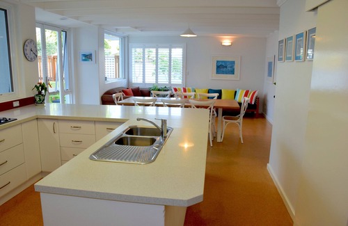 Emu Point House | STINGRAY BEACHHOUSE @emupoint.nComfortable Beachside House with 5 Bedrooms.