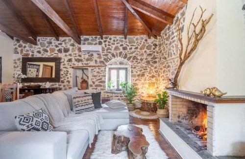 Distomo-Arachova-Antikyra Apartment | Stirida Stone House