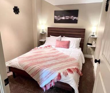 Quinte West House | Stirling Lakehouse - Cozy Waterfront Cottage