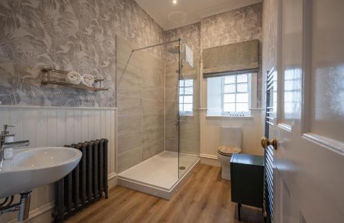 Dalavich Apartment | Stirling Townhouse Apartment Mid