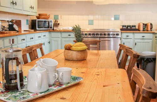 Eaton Mascott Cottage | STOCKBATCH GRANARY, pet friendly, with open fire in Shrewsbury