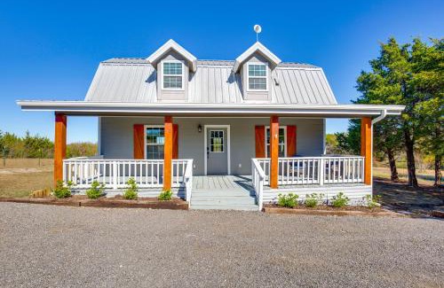 Gober House | Stocked Fishing Ponds Texas Getaway with Cows!