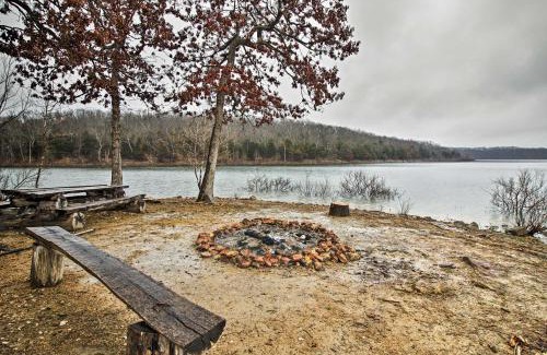 Umber View Heights Apartment | Stockton Lake Escape with Kitchen, Half Mile to Lake