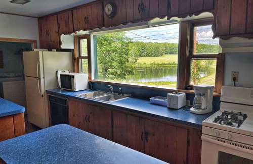 Maryland House | Stolk's Lodge - 5 acre pond - near Dreams Park - fishing - quite country lodge