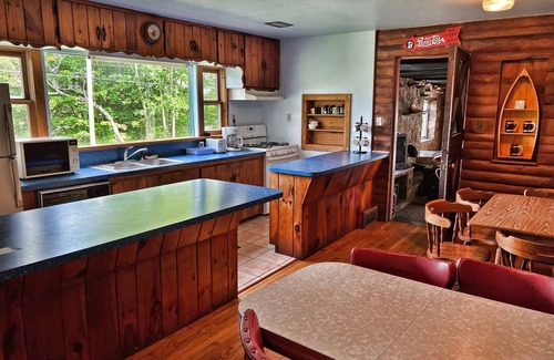 Maryland House | Stolk's Lodge - 5 acre pond - near Dreams Park - fishing - quite country lodge