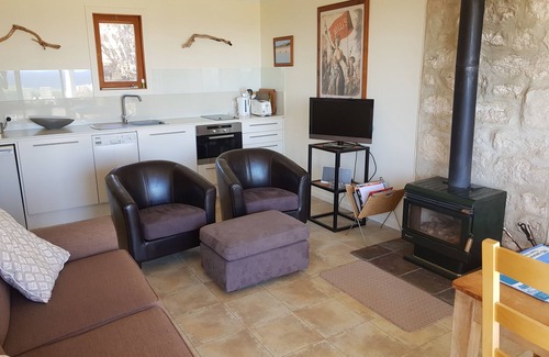 Emu Bay Villa | Stone beachfront villa on 3acres. Penguins, koalas