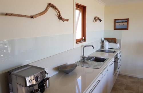 Emu Bay Villa | Stone beachfront villa on 3acres. Penguins, koalas