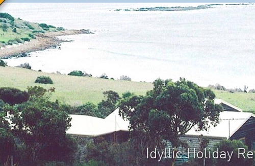 Emu Bay Villa | Stone beachfront villa on 3acres. Penguins, koalas