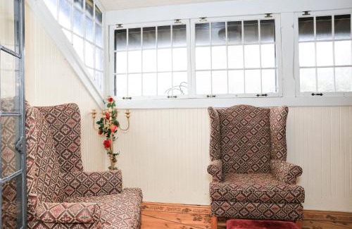 Burns Park Bed & Breakfast | Stone Chalet Bed & Breakfast Inn