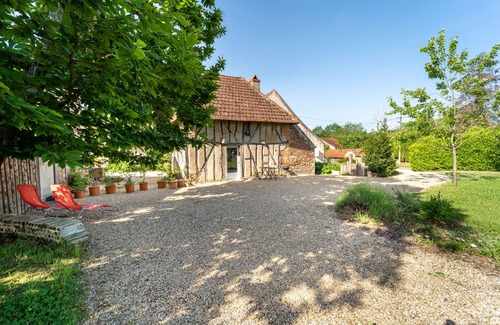 Saint-Gervais-en-Valliere Cottage | Stone outbuilding with private Nordic bath near Beaune.