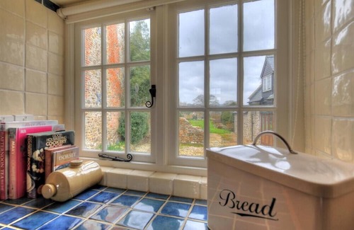 Charmouth House | STONE HOUSE, family friendly, country holiday cottage in Charmouth