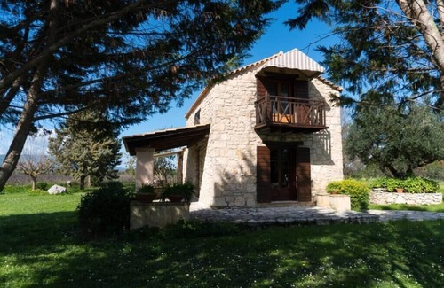 Gaitanion House | Stone House for 6 in vineyard estate