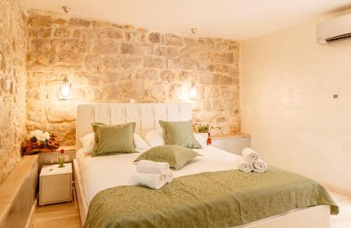 Split House | Stone house luxury rooms