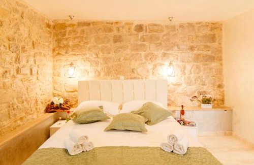 Split House | Stone house luxury rooms