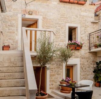 Split House | Stone house luxury rooms