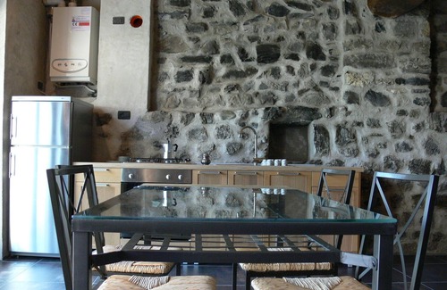 Solto Collina House | Stone house with garden
