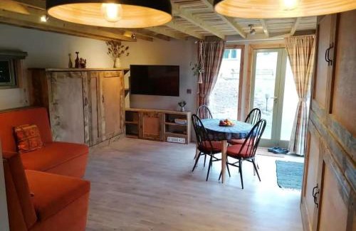 Hoylandswaine House | Stone Moor Lodge Justin's Peak District Base Camp
