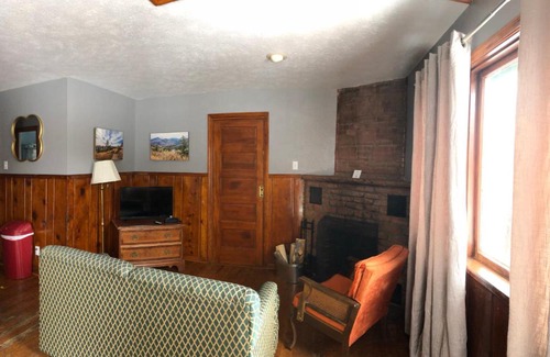 Lyons Hotel | Stone Mountain Lodge