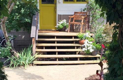 Skidmore Academy Historic District House | Stone's Throw Bungalow ~ Walk to Plays, Licensed/Legal, Private Entrance, Garden