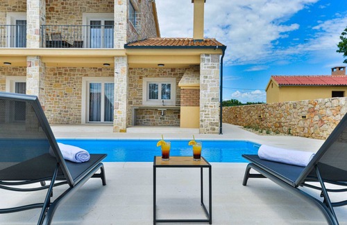 Vinjerac Villa | Stone Villa Banovi with heated pool
