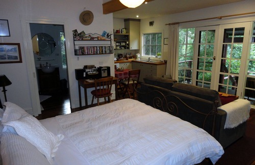 Belgrave Bed & Breakfast | Stones Throw Cottage Bed & Breakfast