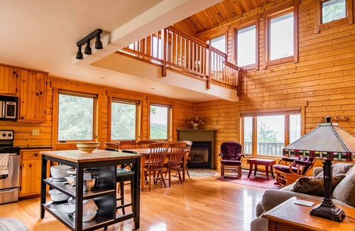 Eagles Mere House | "Stonewall Cabin" is a secluded home with a private pond in Eagles Mere