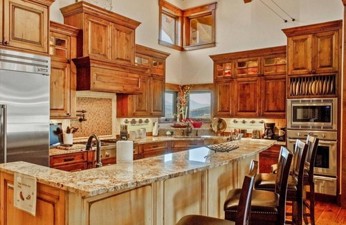 Three Peaks House | Stop here for a Spectacular Family Vacay, Hot tub and more!