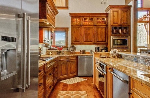 Three Peaks House | Stop here for a Spectacular Family Vacay, Hot tub and more!